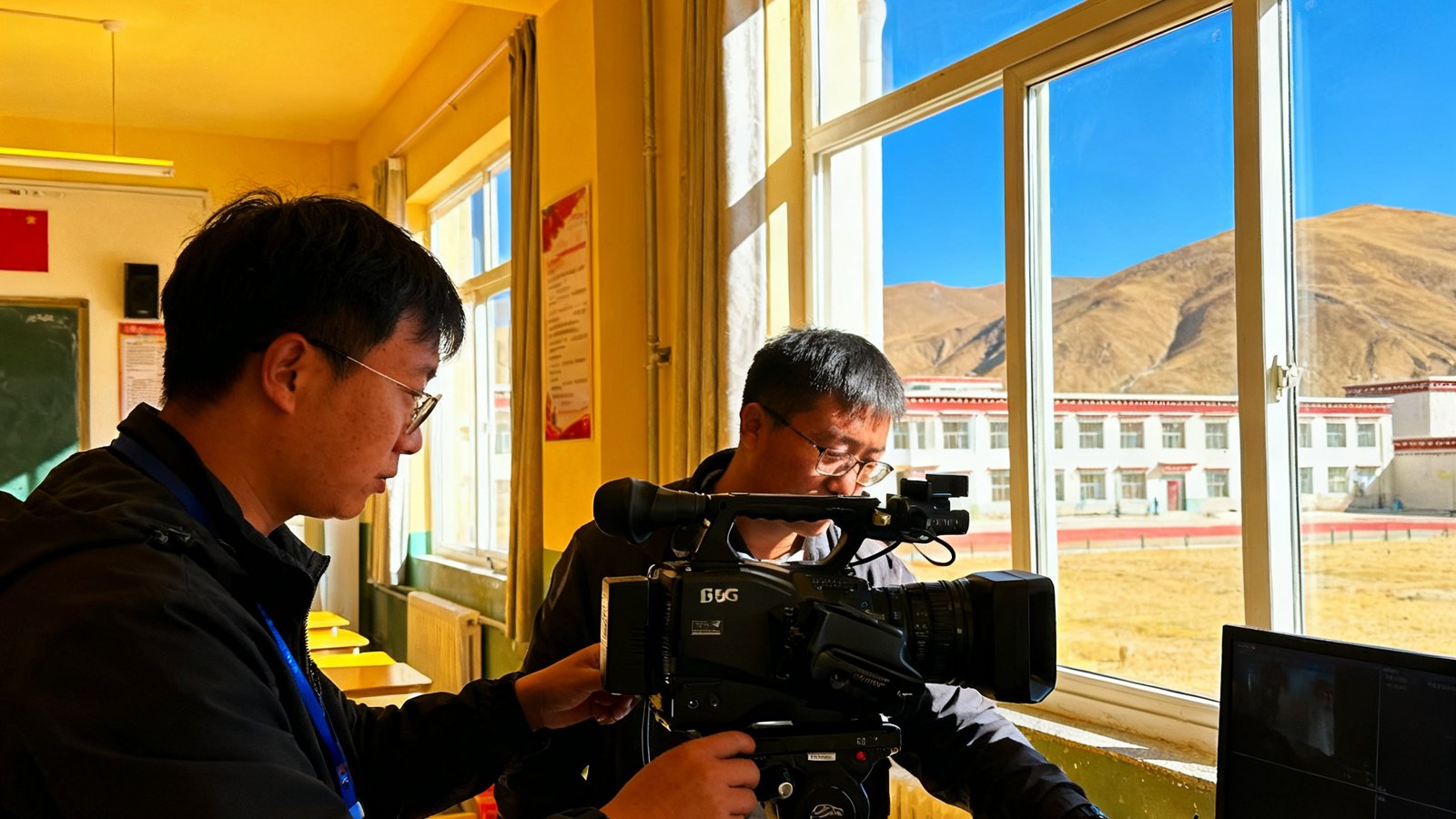 BG视讯技术团队深入青藏高原地区学校进行专递课堂设备安装调试，工程师正在校准摄像机角度